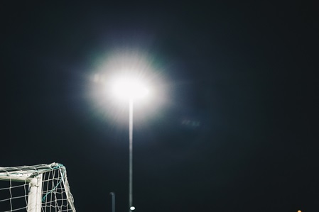Blendung durch Sportplatzbeleuchtung